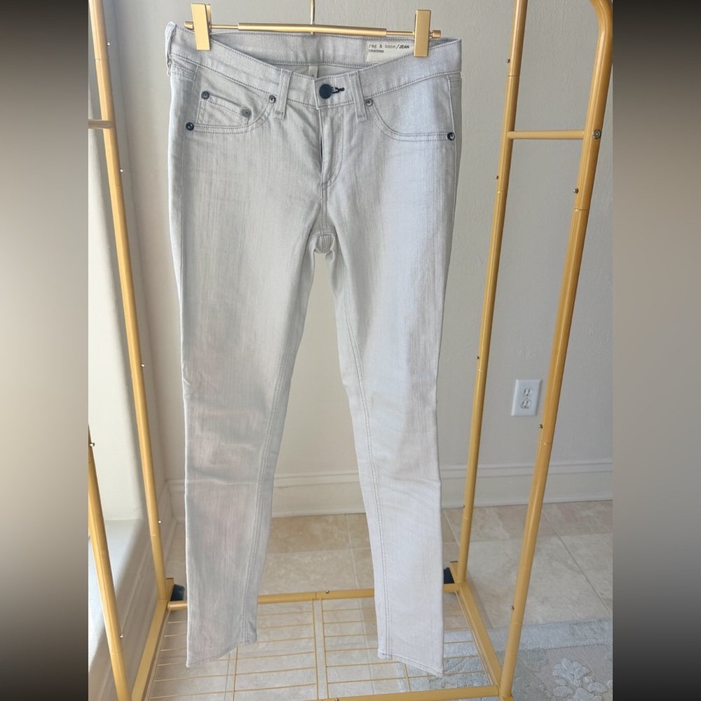 Gray/silver Rag & Bone/ Jean
For intermix EUC size 25